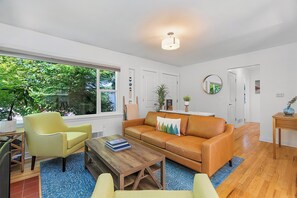 Classic Room | Living area - Magnolia's Scarlet Door Discovery Park (Seattle)