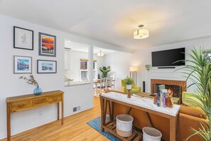Classic Room | Living area - Magnolia's Scarlet Door Discovery Park (Seattle)