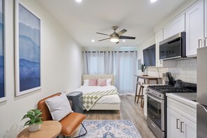 1 habitación, tabla de planchar con plancha, wifi y ropa de cama 