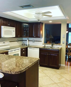 Fridge, microwave, oven, stovetop - 5 miles from downtown Naples 5th Avenue! (Naples)