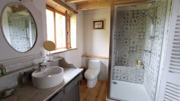 Een douche, een haardroger, zeep, shampoo
