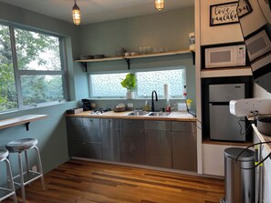 冷蔵庫、電子レンジ、コンロ、コーヒー / ティーメーカー