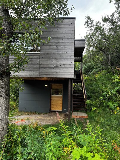 Fireweed Hollow Junior - Cozy and cute modern cabin