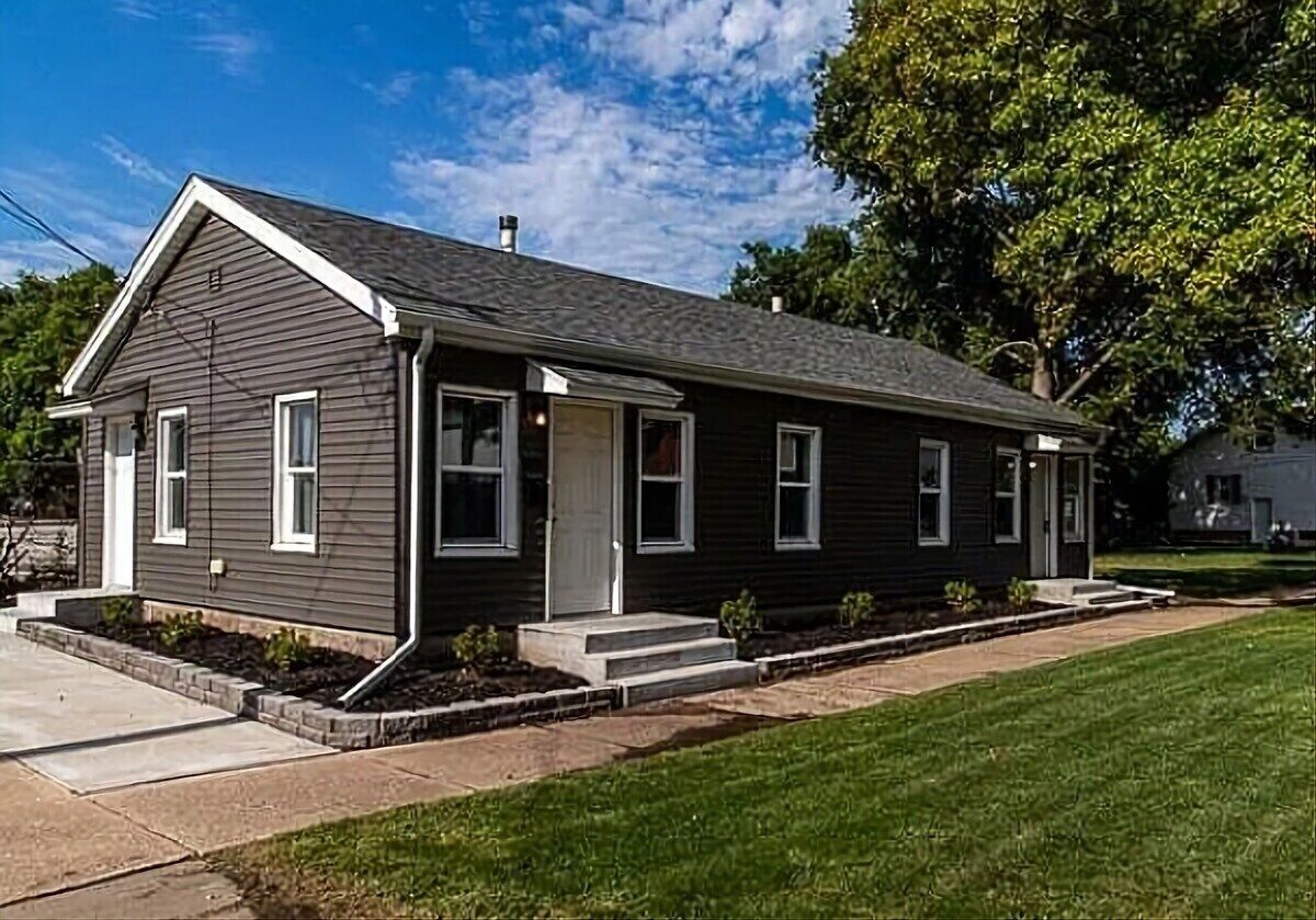 Cozy one bedroom close to downtown IA and IL with no cleaning fee!