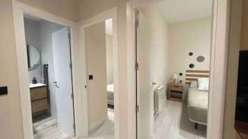 2 habitaciones, tabla de planchar con plancha, wifi y ropa de cama