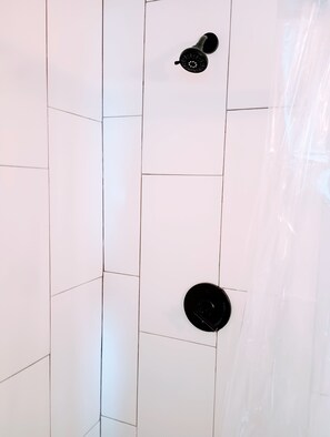 Suihku, hiustenkuivaaja, pyyhkeet, saippua