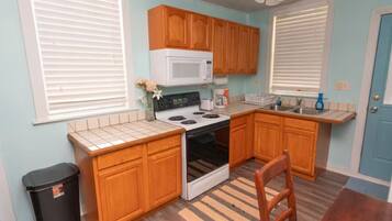 Een koelkast, een magnetron, een oven, een kookplaat