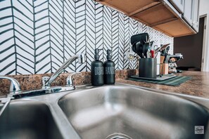 Superior Apartment | Shared kitchen facilities | Full-size fridge, microwave, oven, stovetop - STAY (Chicago)