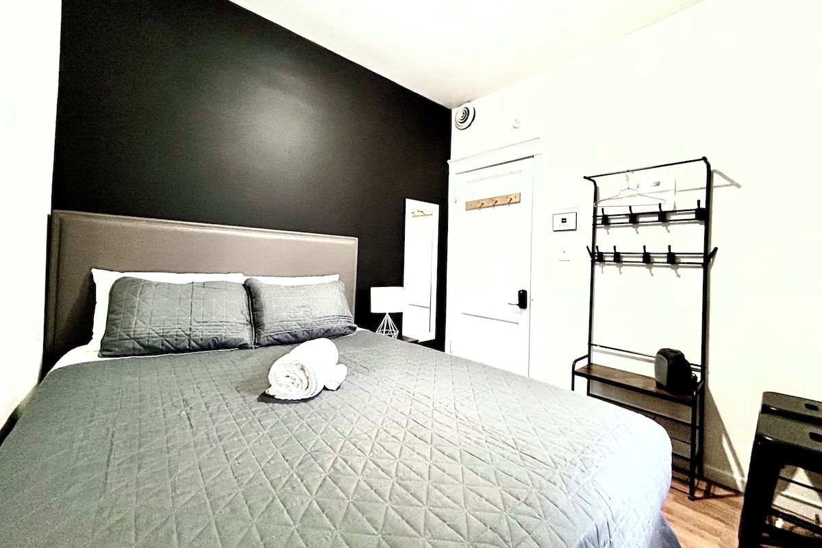 Signature-Zimmer (Shared Bathroom)