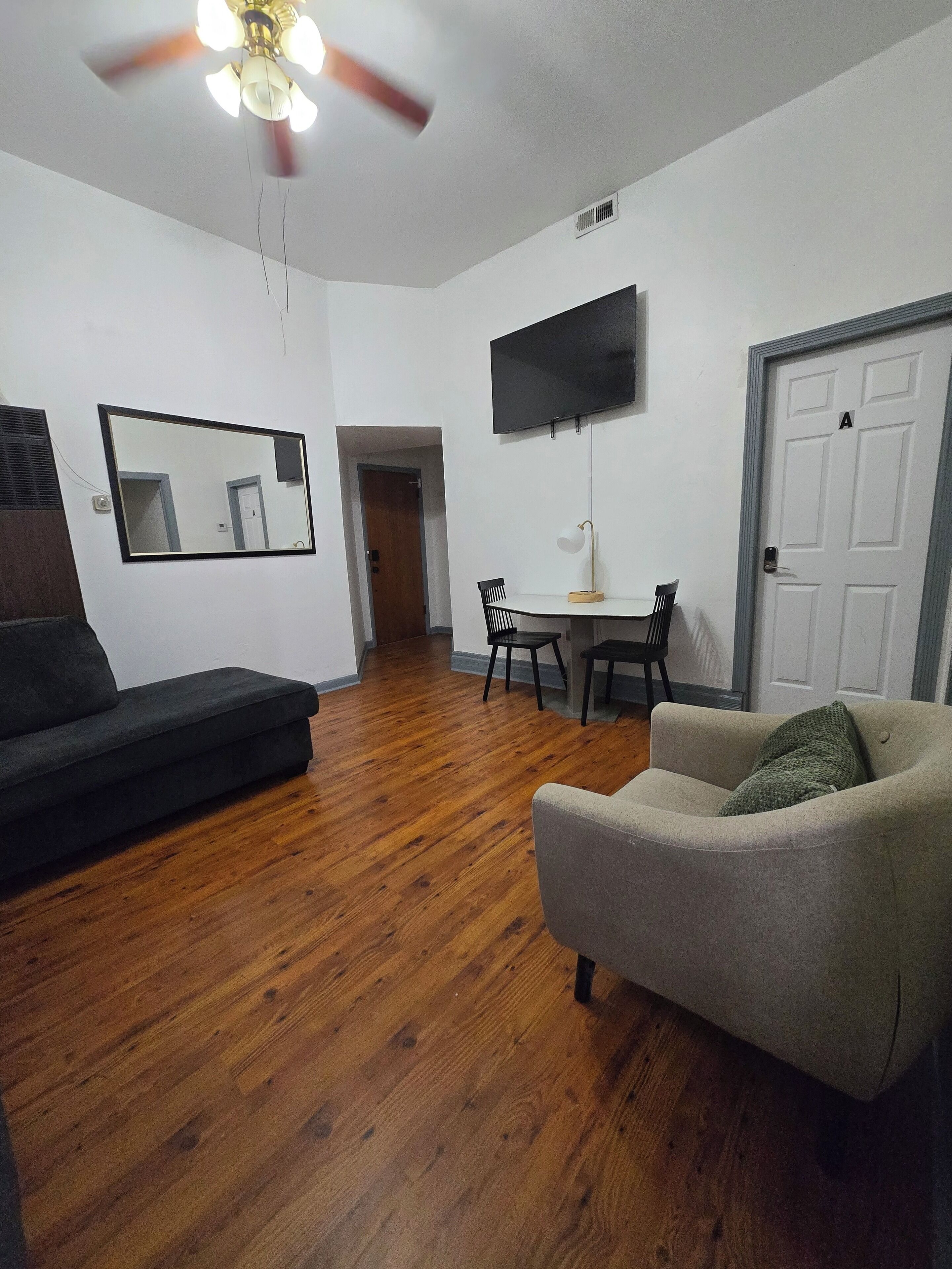 Muebles diferentes, escritorio y espacio para trabajar con laptop 