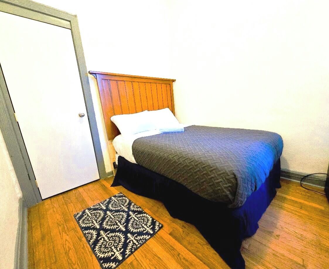 Muebles diferentes, escritorio y espacio para trabajar con laptop 