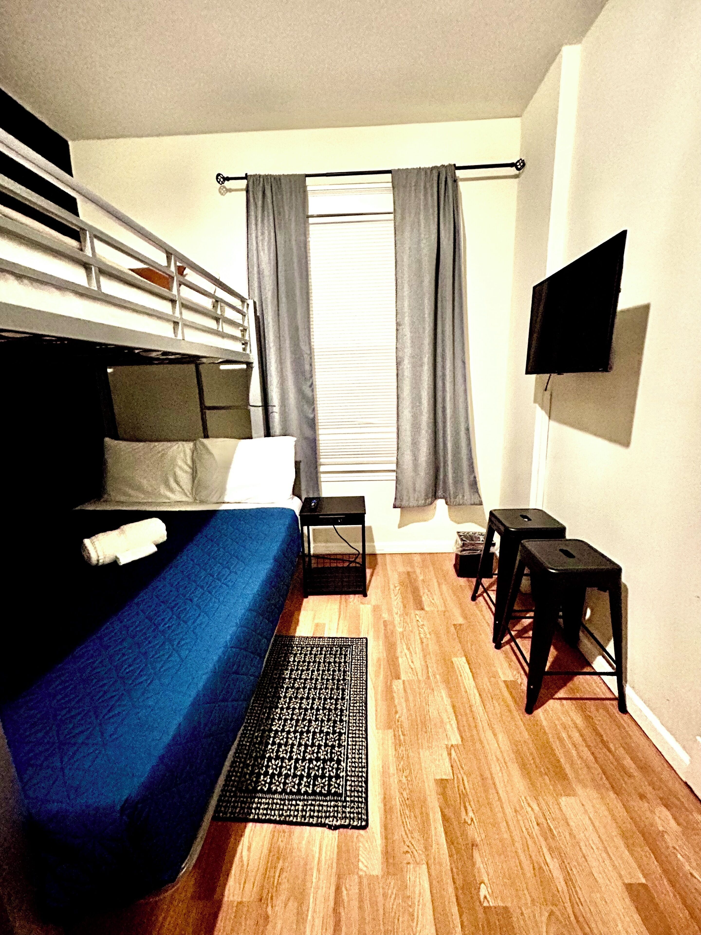 Muebles diferentes, escritorio y espacio para trabajar con laptop 