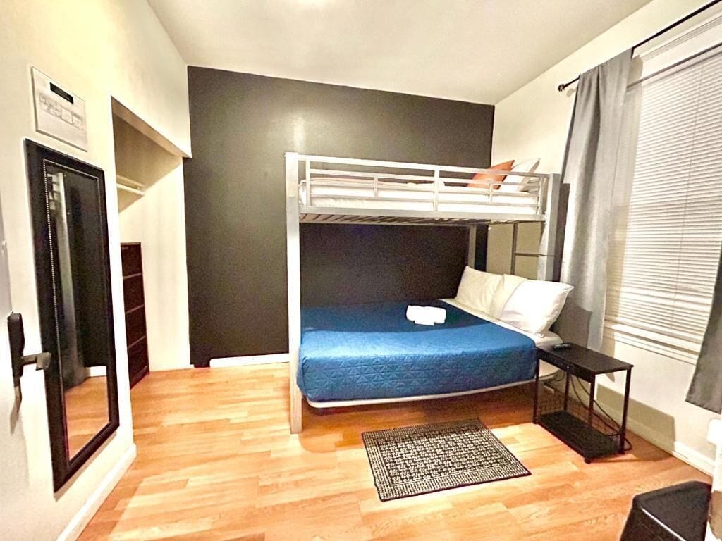 Muebles diferentes, escritorio y espacio para trabajar con laptop 