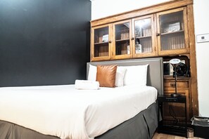 Individually furnished, desk, laptop workspace, iron/ironing board - STAY (Chicago)