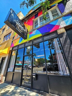 Un escaparate colorido con un letrero que dice 'Studio 124' y 'Estudio de fotografía'.
