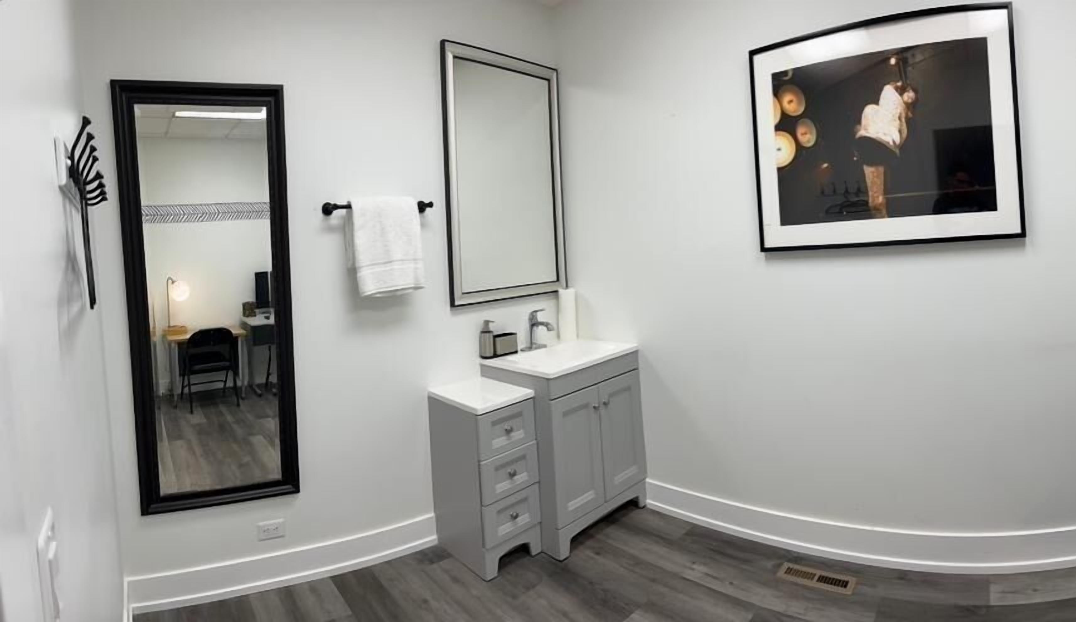 Habitación individual junior, vista a la ciudad | Escritorio y espacio para trabajar con laptop 