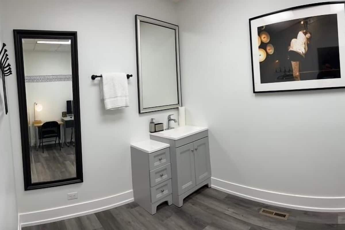 Habitación individual junior, vista a la ciudad | Escritorio y espacio para trabajar con laptop