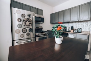 Full-sized fridge, microwave, oven, stovetop
