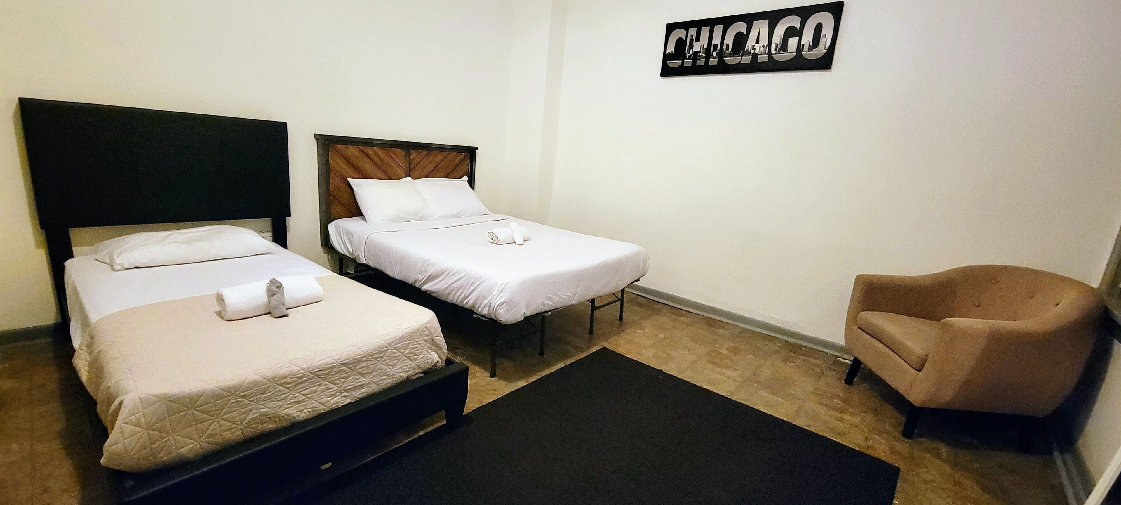 Muebles diferentes, escritorio y espacio para trabajar con laptop 