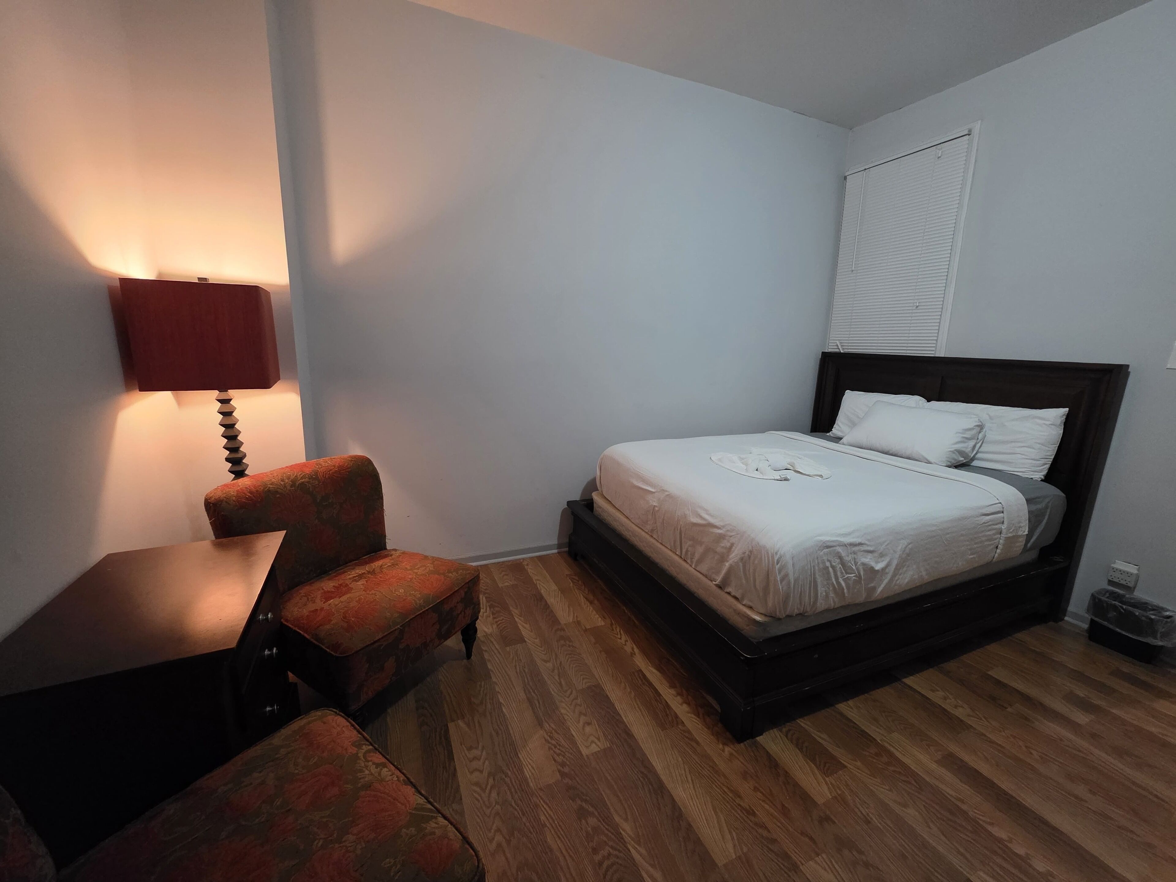 Rom – standard | Individuelt innredet, skrivebord og skrivebord for bærbar PC