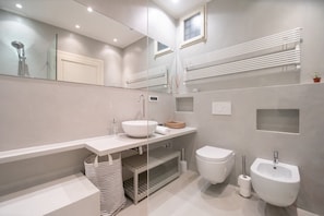 Shower, hair dryer, bidet, towels