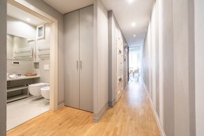 Une salle de bain moderne équipée de toilettes, d’un lavabo et de meubles de rangement.