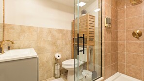 Een douche, een haardroger, een bidet, handdoeken