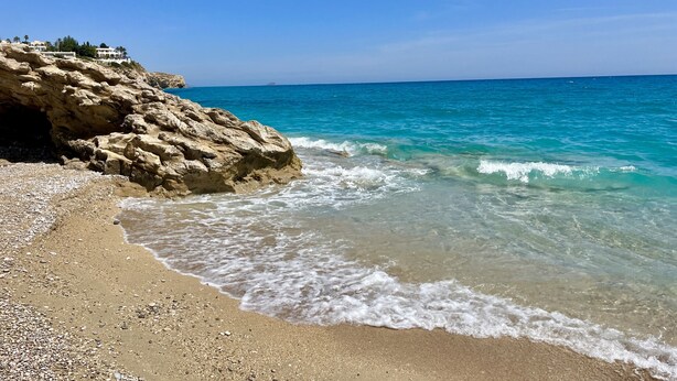 A rocky beach with clear turquoise water and a clear sky. - San Francisco Home by Gloove (Alicante / Alacant)