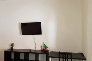 1 habitación, escritorio y espacio para trabajar con laptop 