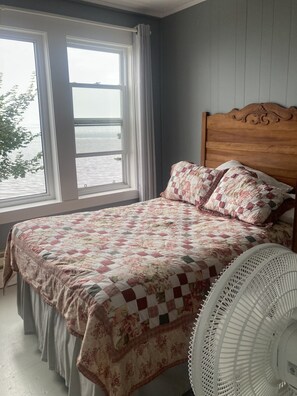 4 dormitoris, planxa i posts de planxar i un bressol de viatge 