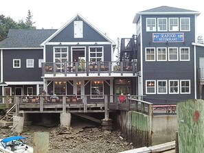 Um edifício de dois andares com varanda e um letreiro que diz "SEAFOOD RESTAURANT".