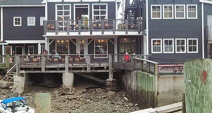 Welcome to Dolphin's Rest! Your Historic Oceanfront Getaway Awaits!