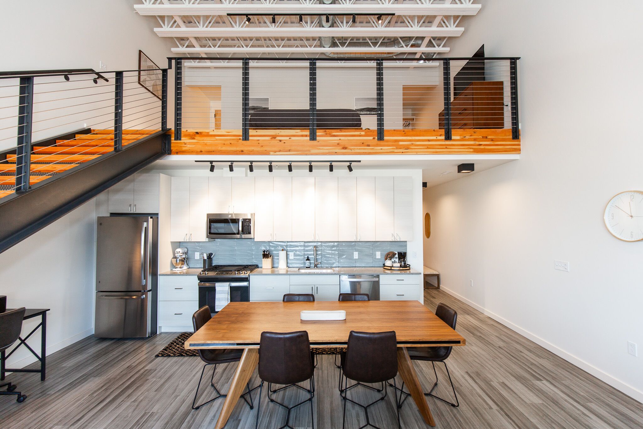 Jääkaappi, uuni, liesi, astianpesukone