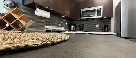 冷蔵庫、電子レンジ、オーブン、コンロ