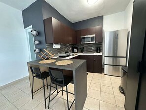 Réfrigérateur, four à micro-ondes, un four, surface de cuisson