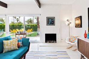 Smart TV, chimenea, libros y biblioteca musical