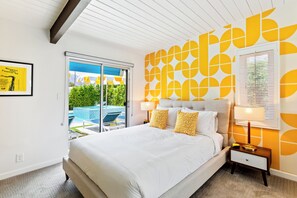 4 bedrooms, desk, iron/ironing board, travel cot - Jazz House: Cool classic vibes (Palm Springs)