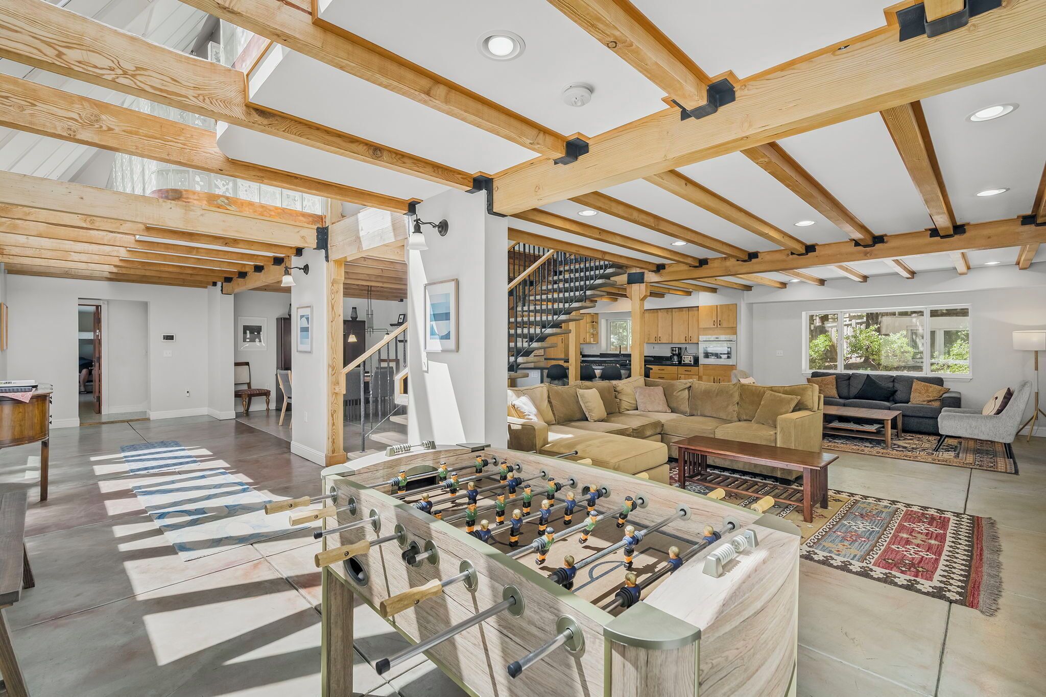 Spacious North Shore retreat with hot tub, great for families, dog friendly.