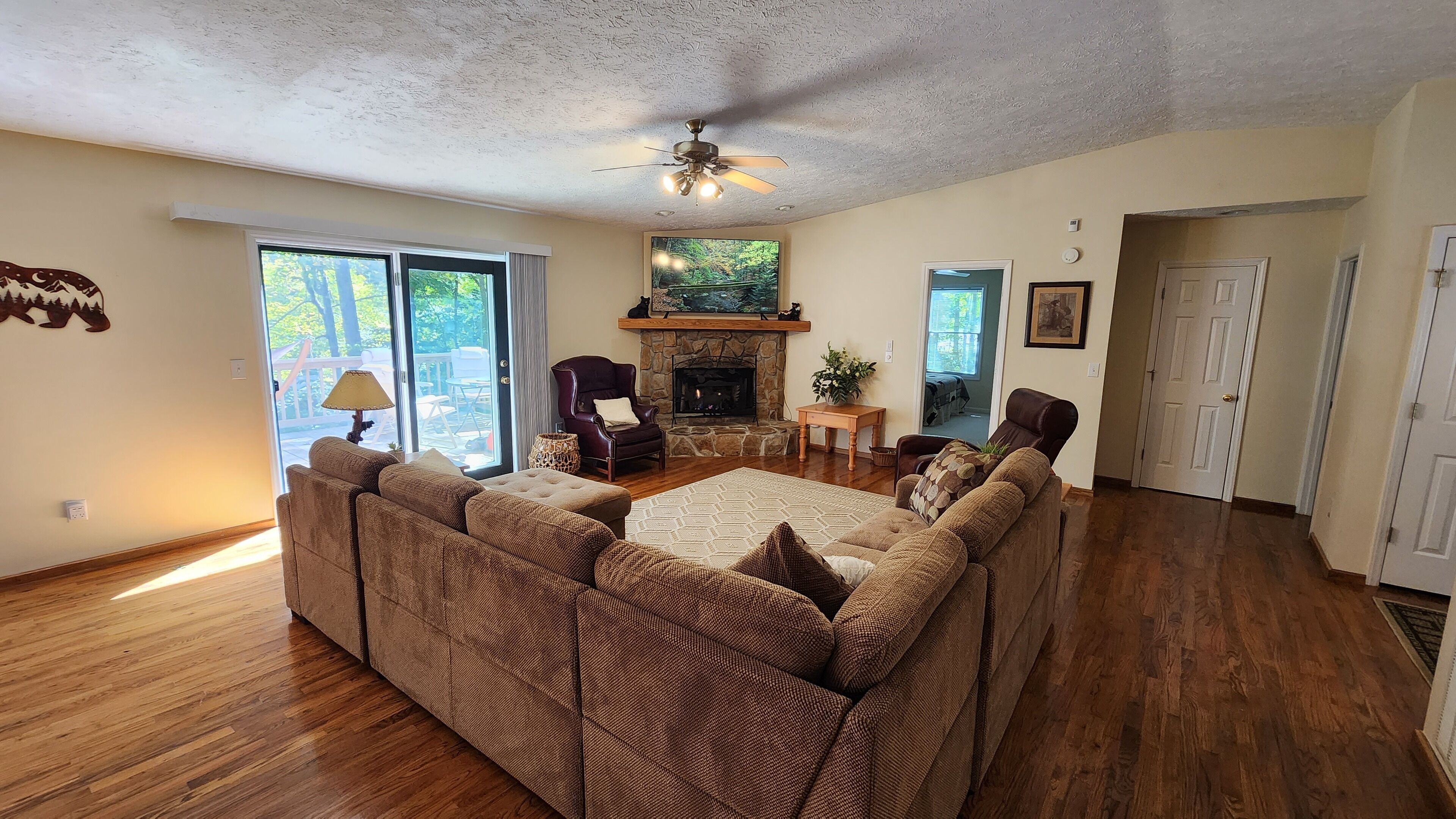 Spacious home with hot tub & gas fireplace, less than a mile to Sugar Mountain