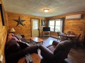 Smart TV, DVD player - Starr Valley Cabin is a 2 Bedroom Cabin 1/2 mile to Old Mans Cave State Park (Logan)