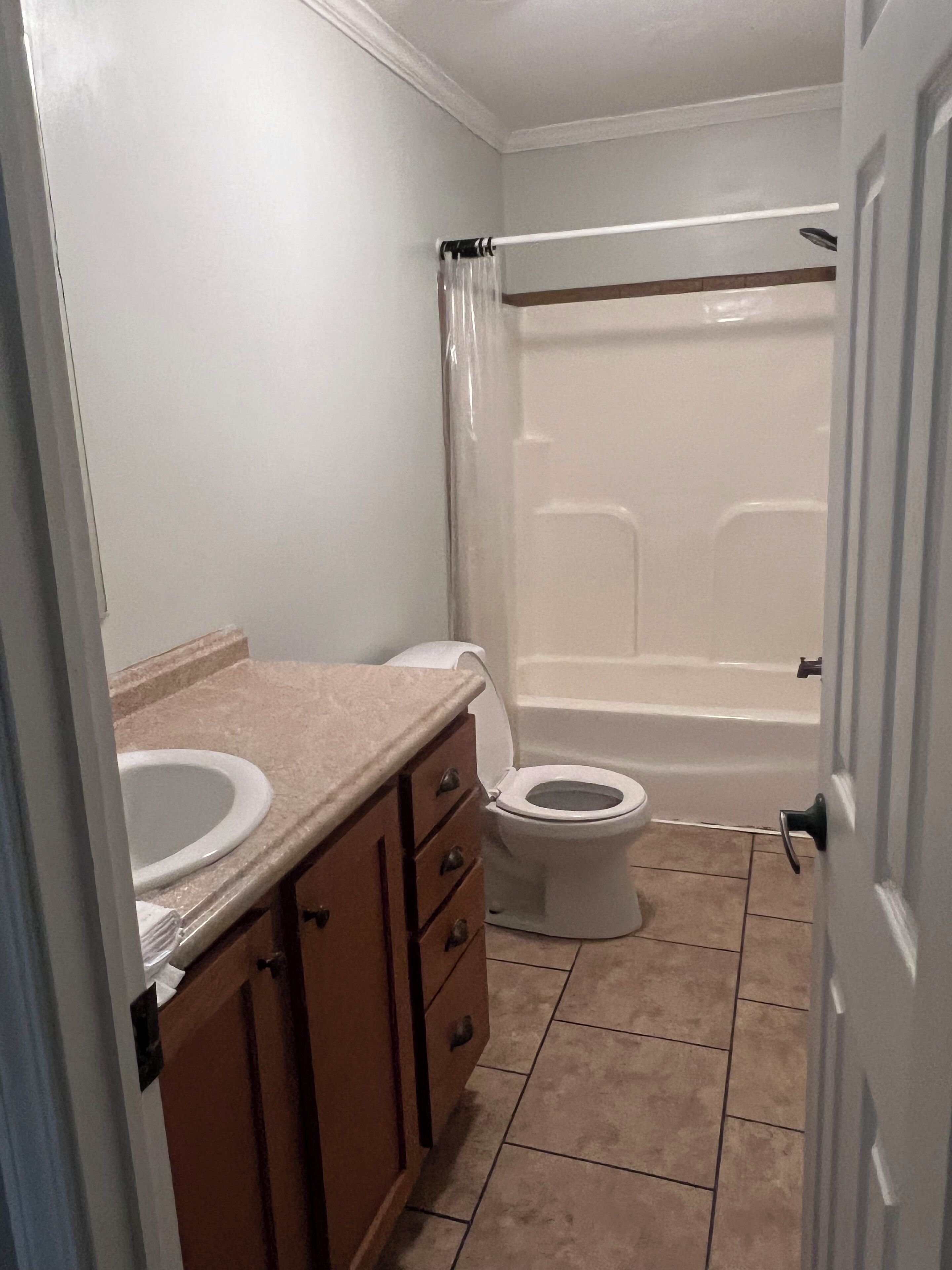 Haartrockner, Handtücher, Seife, Toilettenpapier