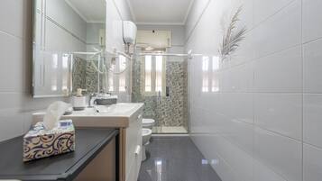 Doccia, asciugacapelli, bidet, asciugamani
