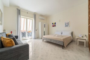2 habitaciones, tabla de planchar con plancha y cuna de viaje