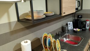 Cafetera/tetera, refrigerador, microondas, placa de cocina