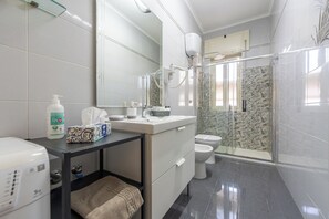 Bruser, hårtørrer, bidet, håndklæder