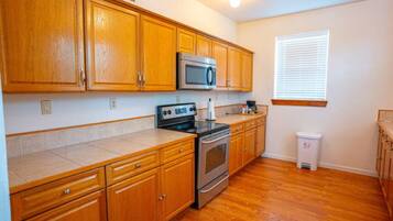 Frigorífic, microones, forn i placa de cuina