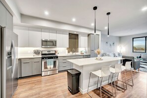 Geladeira, micro-ondas, fogão, cooktop