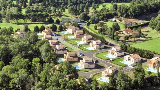 Zona residencial con casas, calles y zonas verdes.