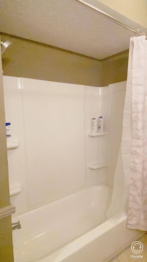 Secadora de cabello, toallas, jabón, papel de baño 