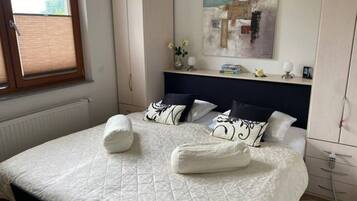 3 bedrooms, iron/ironing board, WiFi, bed sheets